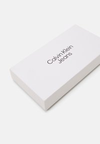Calvin Klein Jeans BLOCK ZIP AROUND - Monedero - black