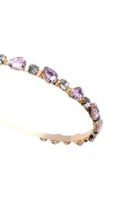 Bracciale in tono dorato con pietre a forma di goccia viola e pietre tonde trasparenti alternate, montate in incastonature a graffa, con una finitura della fascia liscia.