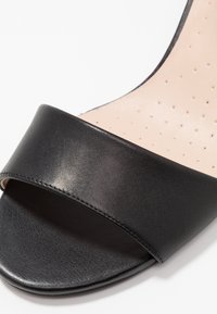 Clarks Sandaalit nilkkaremmillä - black