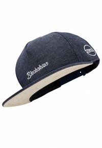 Gorra azul oscura con visera plana, textura de tela, texto bordado "Buckskins" y un logo en un lado. Parte inferior de la visera en madera clara.