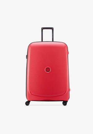 Roter Hartschalenkoffer mit strukturierter Oberfläche, abgerundeten Ecken, ausziehbarem Griff und vier schwarzen Rollen für einfache Mobilität.