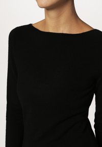 Repeat Sweter