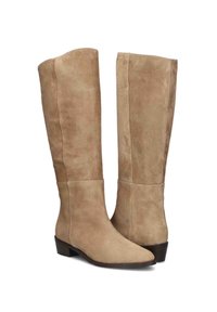 Kniehoge tan suède laarzen met een platte zool, ronde neus en minimale details. Smooth textuur met een subtiele glans.