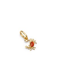 Pendentif en forme de crabe doré avec une pierre rouge centrale, présentant des pattes et des pinces finement détaillées, et une texture lisse et polie.