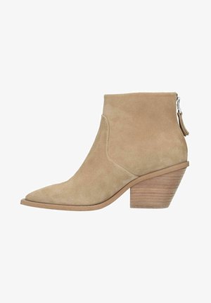 Semišová kotníková bota v světle béžové barvě se špičatou špičkou, zužující se siluetou a stabilním podpatkem. Má zipové zapínání s ozdobným táhlem.