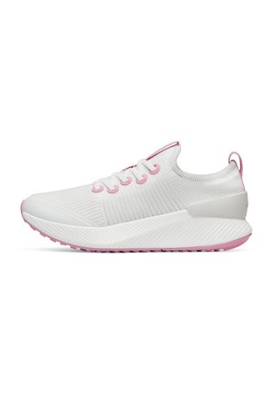 Scarpa sportiva bianca con dettagli rosa. Presenta una tomaia in maglia testurizzata, lacci rotondi e una suola spessa e scanalata per il supporto.