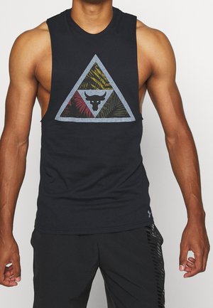 Muskelöser Mensch trägt ein schwarzes ärmelloses Tanktop mit einer mehrfarbigen dreieckigen Grafik, die einen Stierkopf in der Mitte zeigt.