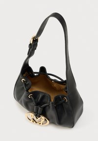 Μαύρη δερμάτινη τσάντα τύπου πουγκί με βολάν στο άνοιγμα, χρυσά μεταλλικά στοιχεία και έντονη λεπτομέρεια λογότυπου στο μπροστινό μέρος. Λείο υφή και ρυθμιζόμενο λουρί.