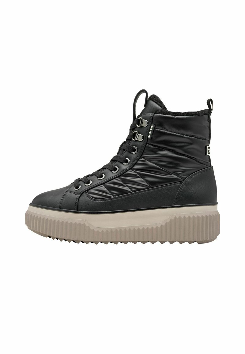 Baskets montantes noires avec un upper matelassé, des accents en cuir texturé et une épaisse semelle en caoutchouc striée. Détails en métal inclus.