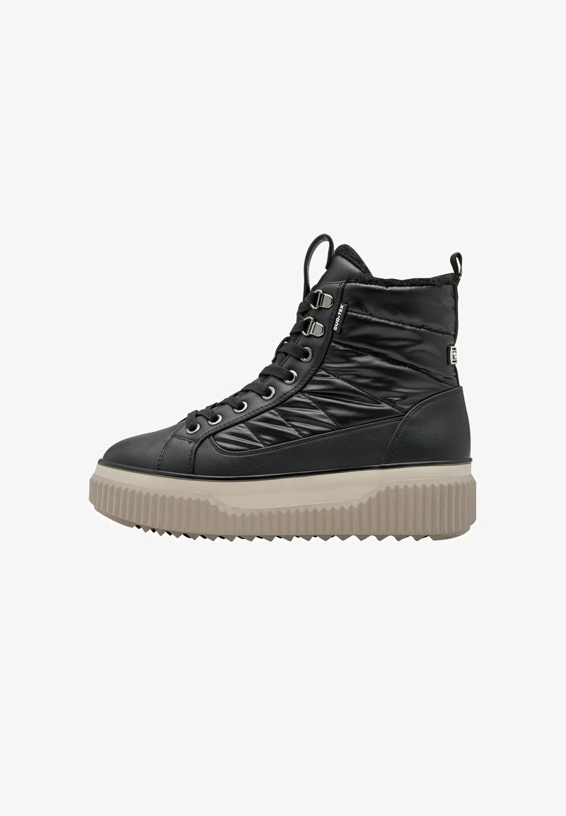 Sneaker negru tip cizme, cu un superior matlasat, accente din piele texturată și o talpă din cauciuc groasă, cu striații. Detalii din hardware metalic incluse.