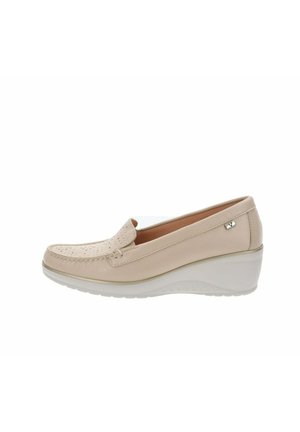 Mocassino da donna in pelle beige con tomaia traforata, design slip-on e suola a zeppa, mostrato di profilo su sfondo bianco.