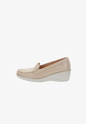 Mocassin pour femme en cuir beige avec dessus perforé, design sans lacets et semelle compensée, présenté de profil sur fond blanc.