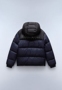 Námořnická modrá bunda s výplní a odnímatelnou kapucí, s černým ramenním panelem a embosovaným logem na zadní straně. Prošívaná textura.