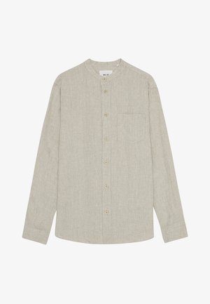 Ljus beige långärmad skjorta med bandkrage, knappfront, en bröstficka, mjuk textur och subtilt vävt mönster.