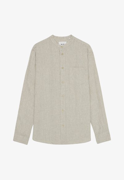 Helles beigefarbenes Langarmhemd mit Stehkragen, Knopfleiste, einer Brusttasche, weicher Textur und dezenter gewebter Musterung.