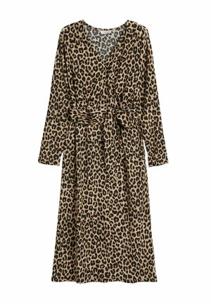 Leopardmönstrad omklädningsklänning i beige och svart, med långa ärmar, v-ringning och bälte i midjan. Tillverkad av mjukt tyg med en slät textur.