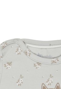 Hellgraues Babystrampelanzug mit floralem Muster und Tiermotiv. Weiches Baumwollmaterial, runder Halsausschnitt, Druckknöpfe an den Schultern für ein einfaches Ankleiden.