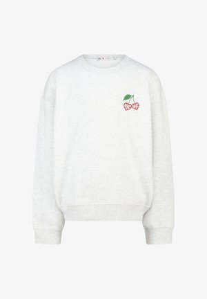 Valkoinen pitkähihaisen collegepaita, jossa on resorikäsivarret ja -helma. Hiiressä on pieniä punaisia kirsikoita, joiden sisällä lukee "NYC".