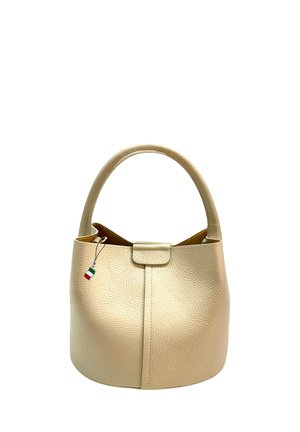 Sac à main en cuir beige, de forme arrondie, avec deux poignées, une fermeture à rabat à l'avant et une petite étiquette avec le drapeau italien attachée. Texture lisse.