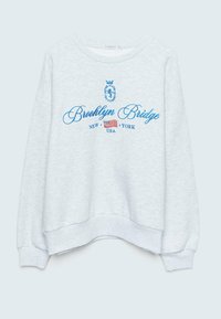 Lichtgrijze sweatshirt met een ronde hals, geribbelde manchetten en een cropped zoom. Het ontwerp aan de voorkant bevat blauwe geborduurde tekst en een kleine vlaggrafiek.