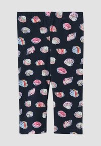 Marine leggings met een elastische tailleband, versierd met een kleurrijke schelpenprint in verschillende tinten roze, paars en blauw op een gladde stof.