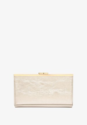 Metallic beige clutch med en glat overflade, guldtonet hardware og en rektangulær form; har en lås lukning på toppen.