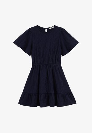 Mornarsko plava haljina kratkih rukava s okruglim izrezom, skupljenim strukom, naboranim rubom i kopčanjem na leđima s gumbom na prorez.
