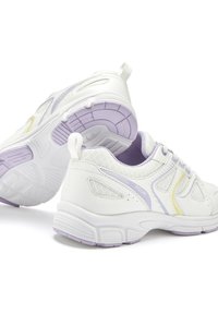 Weiße Sportschuhe mit Netzpaneelen, Lavendelfarbenen Akzenten und einer strukturierten Gummisohle. Sie verfügen über eine verstärkte Zehenkappe und einen gepolsterten Kragen.