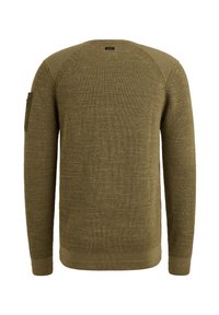 Suéter de punto verde oliva con un acabado texturizado, cuello redondo, puños de canalé y un bolsillo de parche en la manga izquierda.