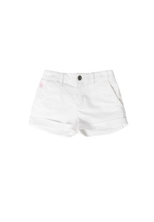 Pantaloncini bianchi in cotone per bambini piccoli con bottone frontale, passanti per cintura, tasche laterali e risvolti sulle estremità.