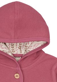 Kapuzensweatshirt aus weichem, pinkfarbenem Strukturstoff, mit einem Holzknopfverschluss und einem floral gemusterten Futter im Inneren der Kapuze.