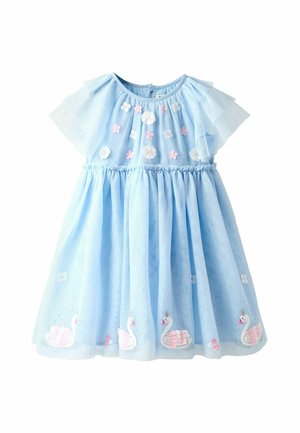Rochie de culoare albastru deschis, confecționată din tul, cu flori brodate și lebede. Mâneci scurte, volanate, și talie adunată pentru volum.