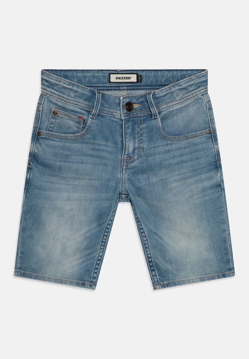 Shorts en denim bleu clair avec fermeture à bouton, cinq poches et décoloration subtile. Présentent des passants de ceinture et une étiquette de marque au niveau de la taille.