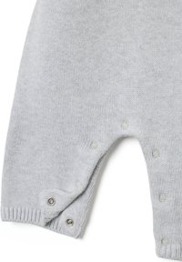 Romper de punto gris claro con mangas largas, que cuenta con broches en la entrepierna y el costado, y puños acanalados para un ajuste ceñido.