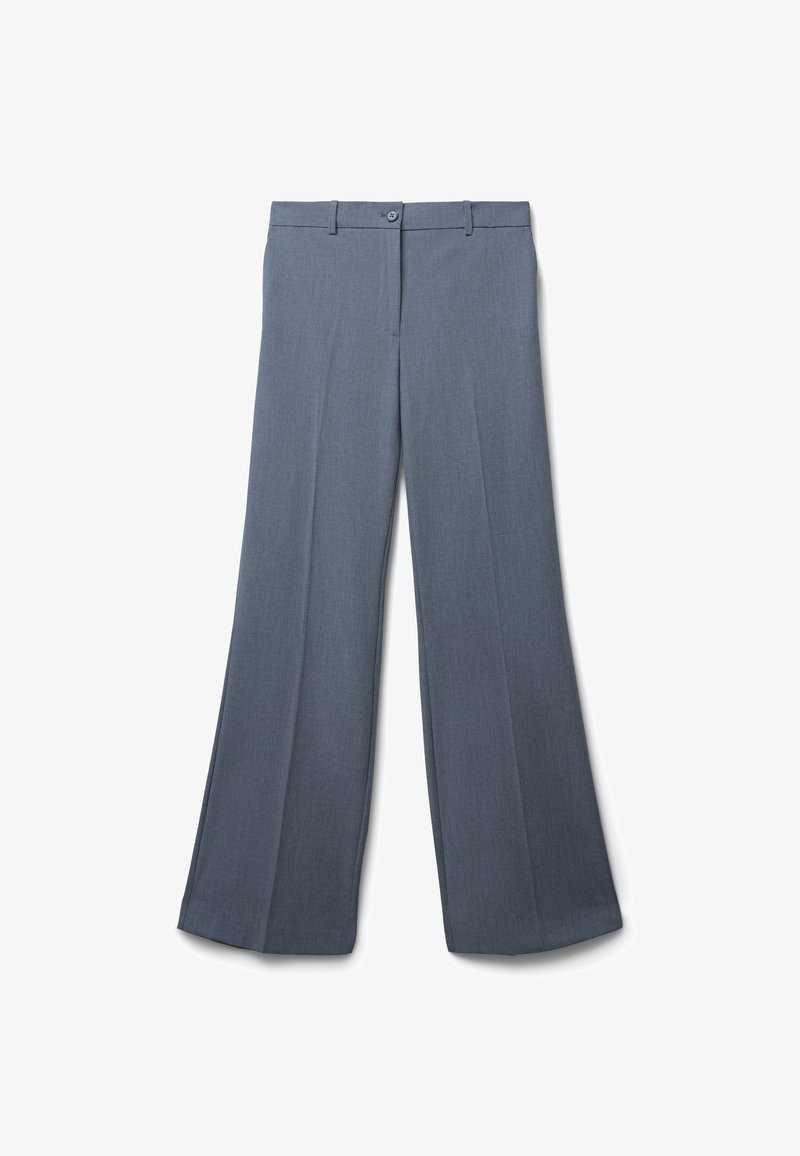 Pantaloni a gamba larga di un blu tenue, realizzati in un tessuto leggero, con chiusura a bottone e una texture liscia.