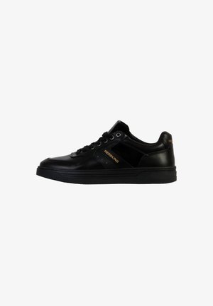 Zapatilla de cuero negra con acabado suave, suela de goma negra, branding dorado en contraste y cordones negros. Diseño atlético clásico.