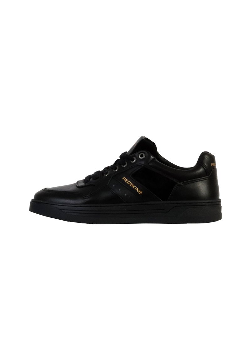Sneaker in pelle nera con finitura liscia, suola in gomma nera, marchio dorato a contrasto e lacci neri. Design atletico classico.