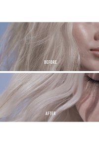 Blondes Haar einer Frau vor und nach der Behandlung, zeigt krauses, trockenes Haar und danach glattes, glänzendes und geschmeidiges Haar mit geschlossenen Augen.