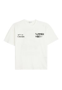 Weißes Baumwoll-T-Shirt mit kurzen Ärmeln, das schwarzen Text zeigt, der besagt "LASST UNS IRGENDWOOHIN GEHEN" und "SOMMERVIBES" in verschiedenen Schriftarten.