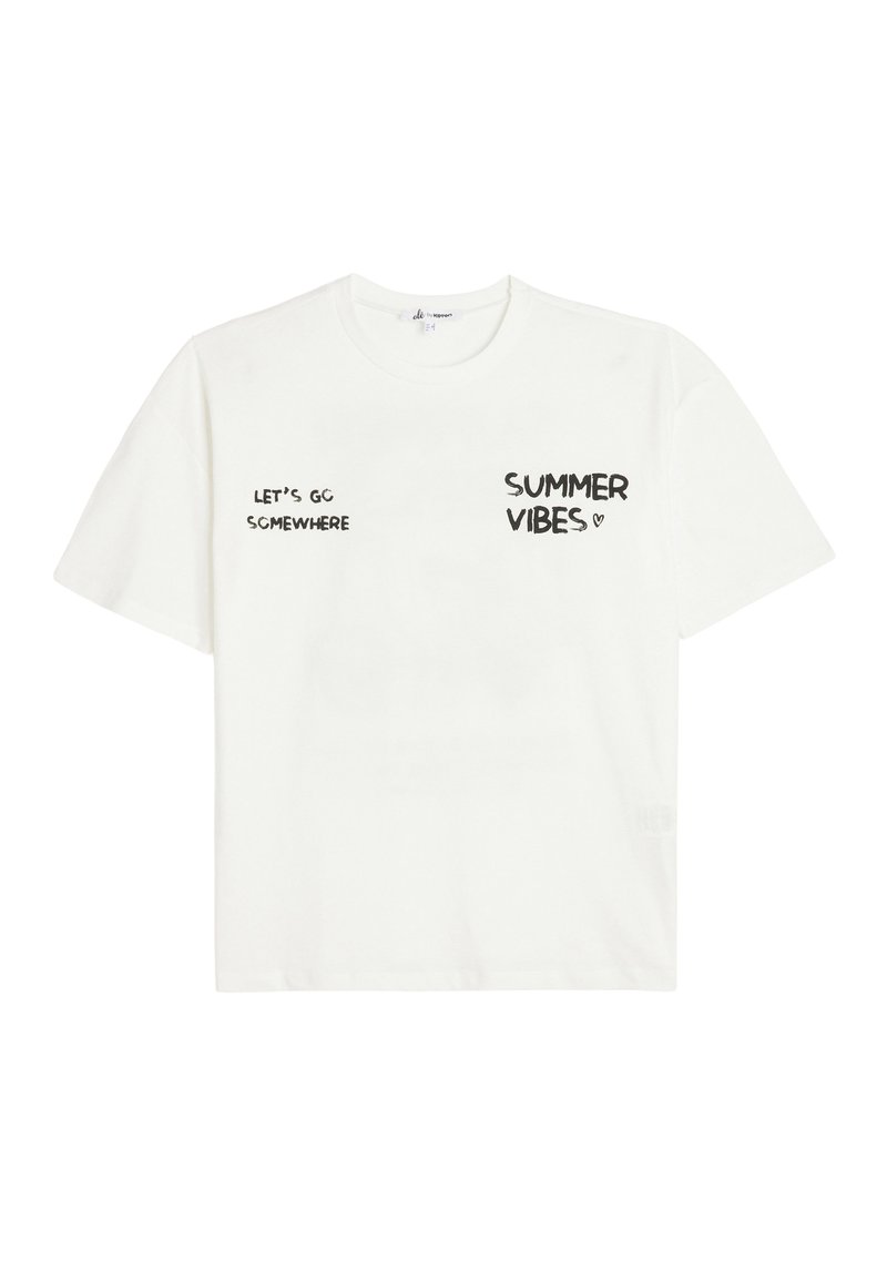 Weißes Baumwoll-T-Shirt mit kurzen Ärmeln, das schwarzen Text zeigt, der besagt "LASST UNS IRGENDWOOHIN GEHEN" und "SOMMERVIBES" in verschiedenen Schriftarten.