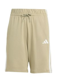Shorts de sport beige avec ceinture élastique, cordon, bandes blanches sur les côtés et logo Adidas blanc sur la jambe droite.