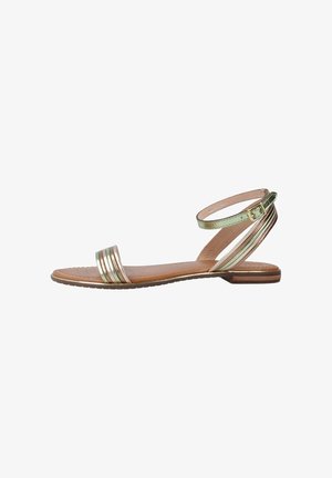 Sandali strappy metallici d'oro con tacco piatto, cinturino alla caviglia regolabile e soletta imbottita. Presentano dettagli a strisce orizzontali.