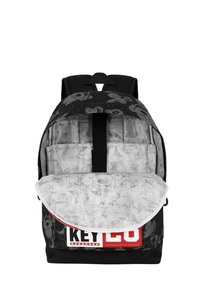 Mochila negra con un diseño gráfico que presenta tiras cómicas y personajes. Incluye una solapa frontal, correas ajustables y múltiples compartimentos.