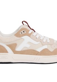 Sneaker beige e bianca realizzata in materiali scamosciati e in mesh. Presenta un design distintivo con un logo, pannelli testurizzati e una suola a contrasto.