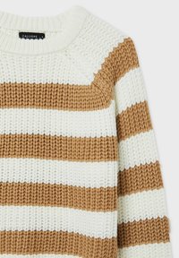 Maglione lavorato a maglia con strisce orizzontali in bianco e marrone chiaro. Design a girocollo con tessuto testurizzato e polsini a costine.