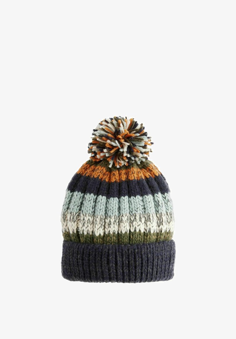 Szydełkowa czapka z wielokolorowymi paskami w kolorze zielonym, niebieskim i pomarańczowym, z dużą pomponem na wierzchu i ryflowanym granatowym mankietem.