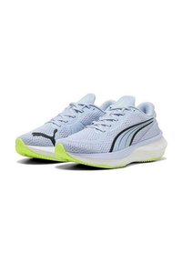 Zapatillas deportivas azul claro con parte superior de malla texturizada, acentos negros y suela verde brillante. Cuentan con una suela acolchada para mayor soporte.