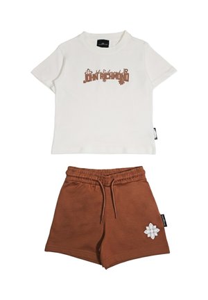 T-shirt bianca a maniche corte con scritta "John Richmond" e pantaloncini marroni con vita elastica, coulisse e dettaglio patch a forma di fiore bianco.