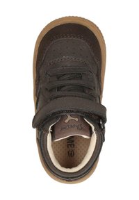 Donkerbruin leren kinder sneaker met een klittenbandsluiting, geperforeerde bovenkant en een tan rubberen zool. Het interieur heeft een crèmekleurige voering en logo.