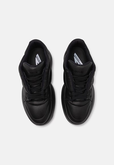 Baskets en cuir noir avec bout arrondi, langue rembourrée et lacets. Texture lisse avec un logo discret sur la tige et la langue.